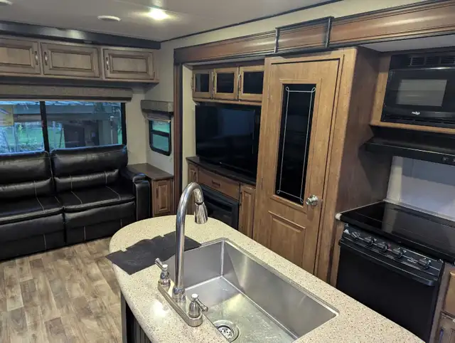 Grand Design Reflection For Sale in Travel Trailers & Campers in Comox / Courtenay / Cumberland - Image 8