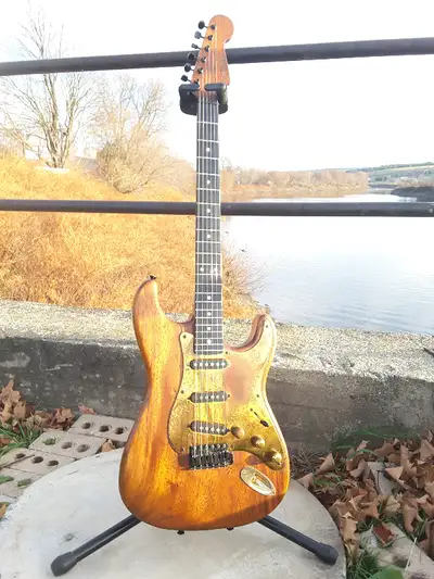Vous pouvez l'entendre ici. https://youtu.be/2TEqwwiujSI Guitare Schecter du début des années 80. Fa...
