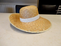 Like New Women's Floppy Wicker Boardwalk Hat 16.5" Dia.
