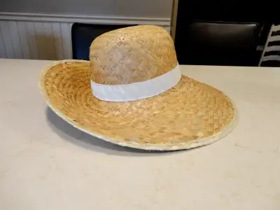 Like New Women's Floppy Wicker Boardwalk Hat 16.5" Dia., View more