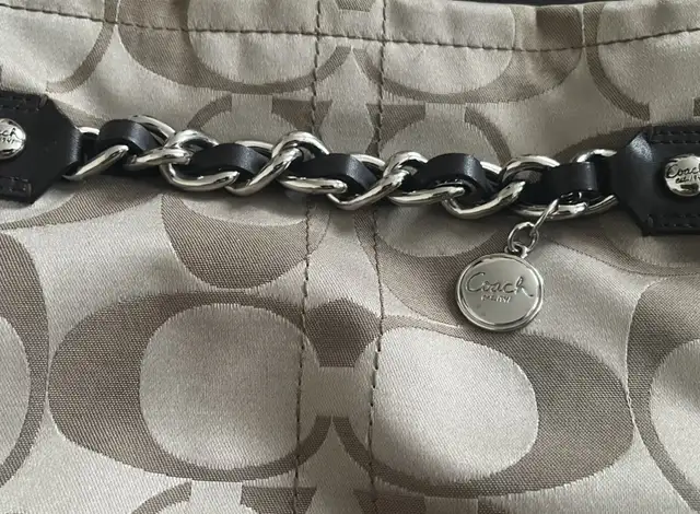 Coach vintage monogram chain shoulder/crossbody bag in Women's - Bags & Wallets in Mississauga / Peel Region - Image 6