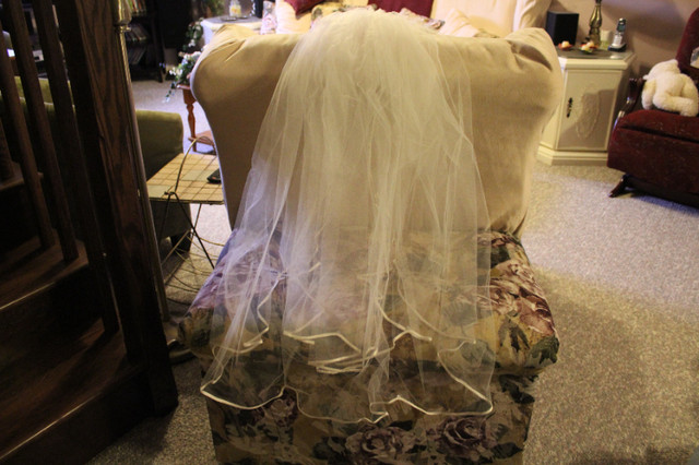 Beautiful Wedding Dress sz 14 and veil for sale in Wedding in Sudbury - Image 4
