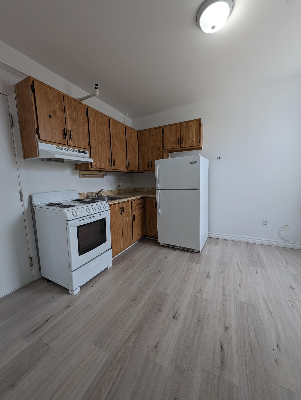 TOUT INCLUS APARTMENT FOR RENT 3.5-3 1/2 LOGEMENT À LOUER PROPRE — photo 2