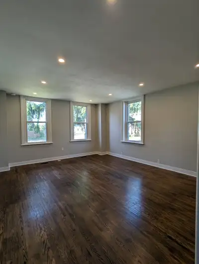 Bright 3-bedroom, 1-bathroom main floor unit in a detached home located in the Town of Lindsay. Larg...