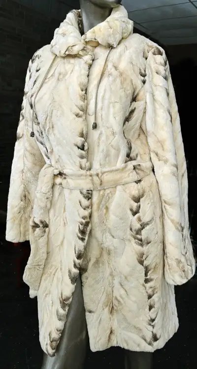 Manteau de fourrure rasé, grandeur petit-moyen très bon état, View more