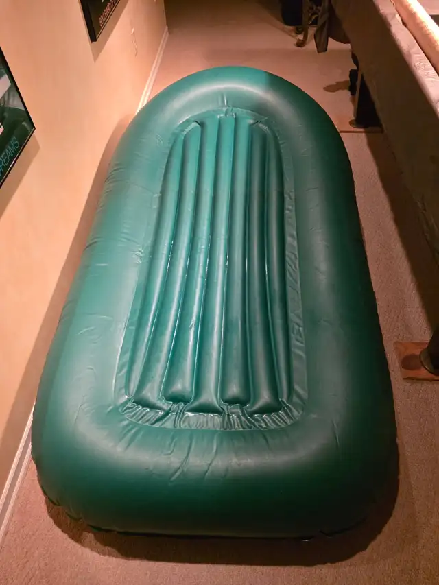 " DOLPHIN III " - INFLATABLE 2 PERSON BOAT WITH AIR PUMP in Other in Winnipeg - Image 6