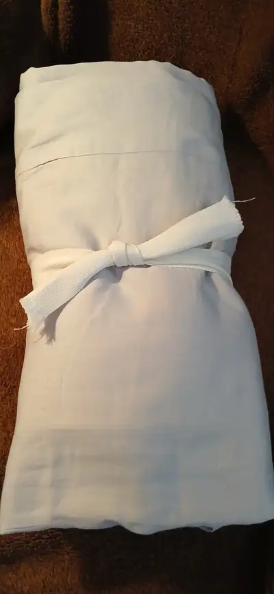 Light weight 100%cotton sheet set: flat, fitted and pillow cases. Light grey in color. New, never us...