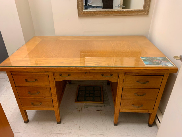 Desk Teachers Antique Oak desk " Like New in Desks in Chatham-Kent - Image 4