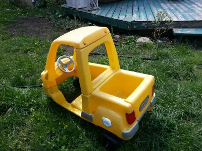 Pick-up pour enfant Little Tikes. La porte de la caisse du pick-up s'ouvre. Rien à brancher, toujour...