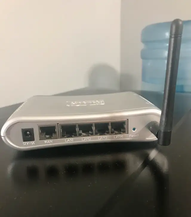 SMC Barricade wireless router for sale.  in Networking in Leamington - Image 3