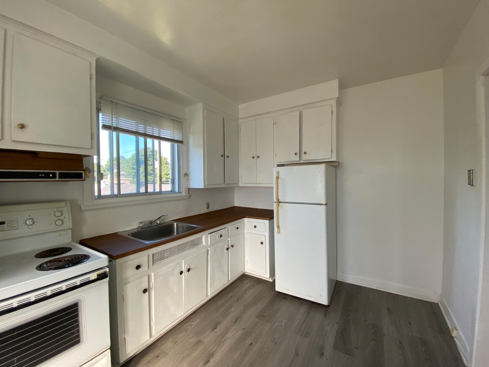 3 1/2 libre Condo Style pres metro du college Saint-Laurent 5