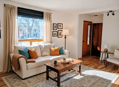 Grand 6 ½ dans le quartier prisé et tranquille de Ste-Marguerite composé de trois chambres, un salon...