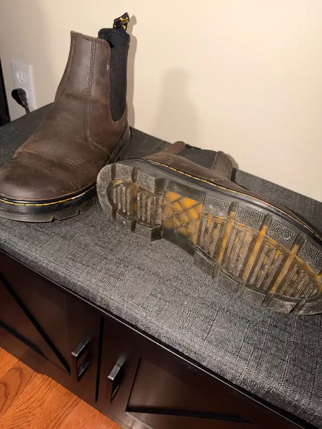Dr. Martens Embury Crazy Horse Chelsea Boots in Men's Shoes in Oshawa / Durham Region - Image 4