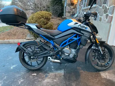 Comme neuve. 3000km. Toujours entreposé dans garage chauffé. Beaucoup d’équipement: pare brise ajust...