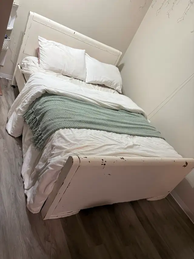 Antique Vintage Bed Frame-Must go by July 31st moving sale in Beds & Mattresses in Markham / York Region - Image 2