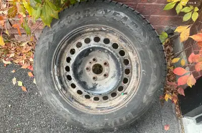 pneus d’hiver Goodyear Ultragrip 245 65 R17 ayant servi seulement un hiver (environ 8000 km) sur un...