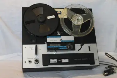 Vintage Holiday TD-87 Reel to Reel Non-working units in very nice condition. Forward engages but sto...