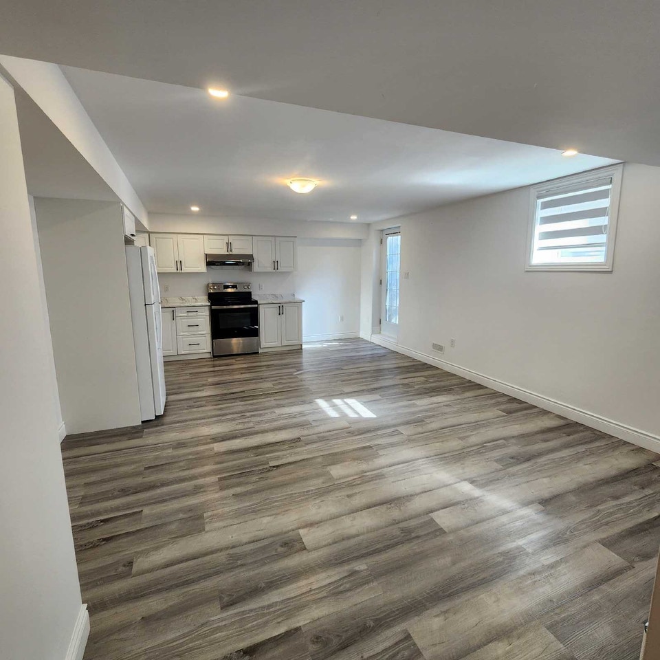 ****** 2 Bedroom Apartment for IMMEDIATE OCCUPANCY ****** 4