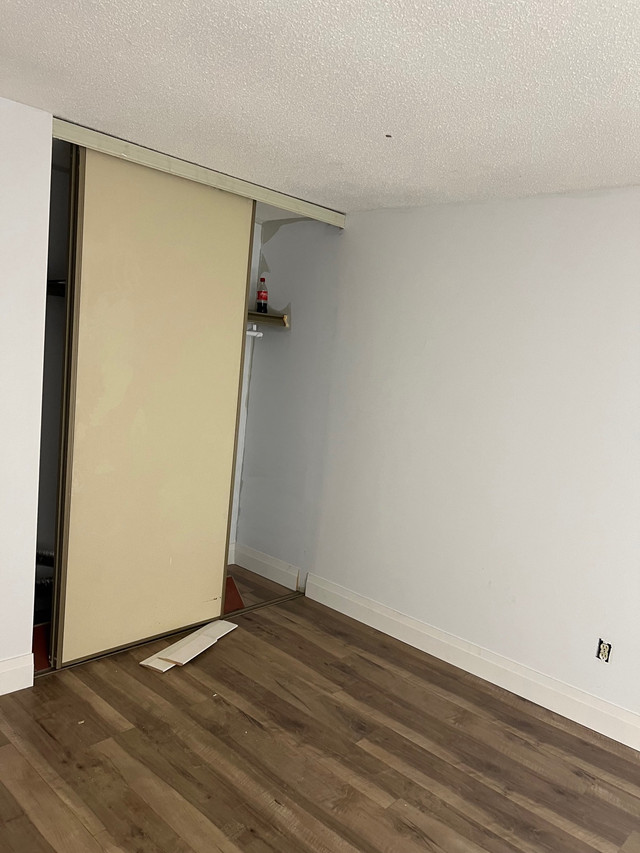 Shared Unit Available For Rent - unfurnished  in Room Rentals & Roommates in Oshawa / Durham Region - Image 4