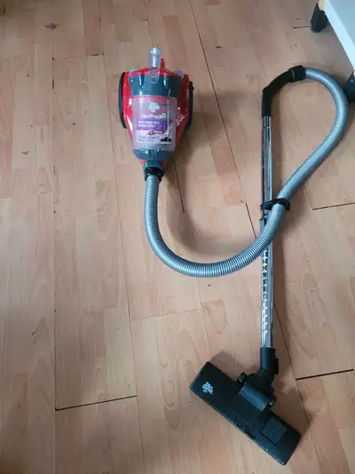 This is a used Dirt Devil Featherlite vacuum cleaner, perfect for quick cleanups! It's lightweight a...