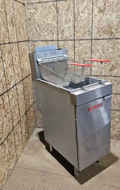 Vulcan LG300 deep fryer - Natural Gas - Stainless steel fry tank - 35 to 40lbs. Capacities - Twin fr...