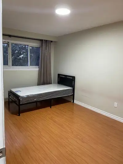 Upper level room -available for in Malton