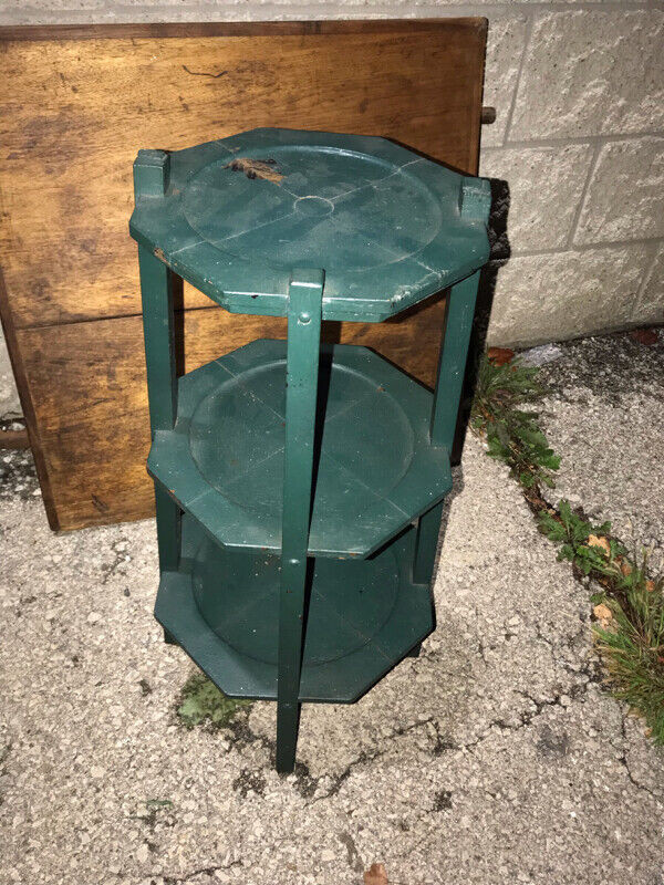 VINTAGE WOODEN ORIGINAL PAINT 3 TIER PIE STAND / FLOWER STAND in Arts & Collectibles in Mississauga / Peel Region - Image 2