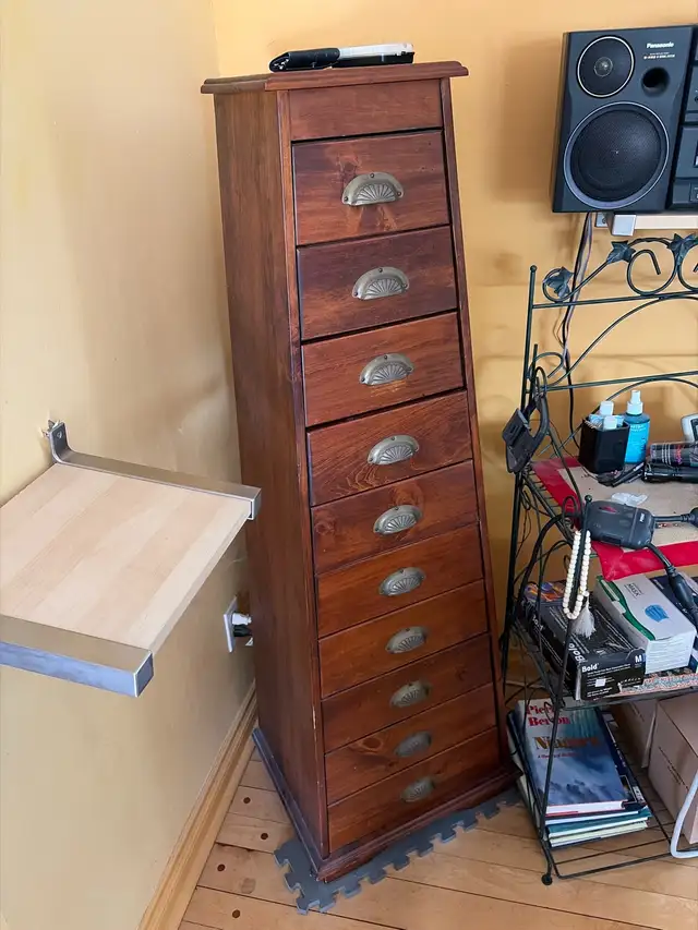 2 Meubles à tiroirs en bois – style classique in Dressers & Wardrobes in Longueuil / South Shore - Image 3