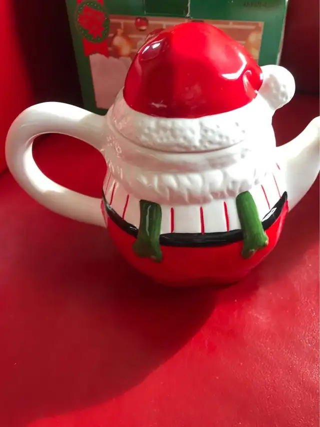 Christmas tea pot in Holiday, Event & Seasonal in Hamilton - Image 9