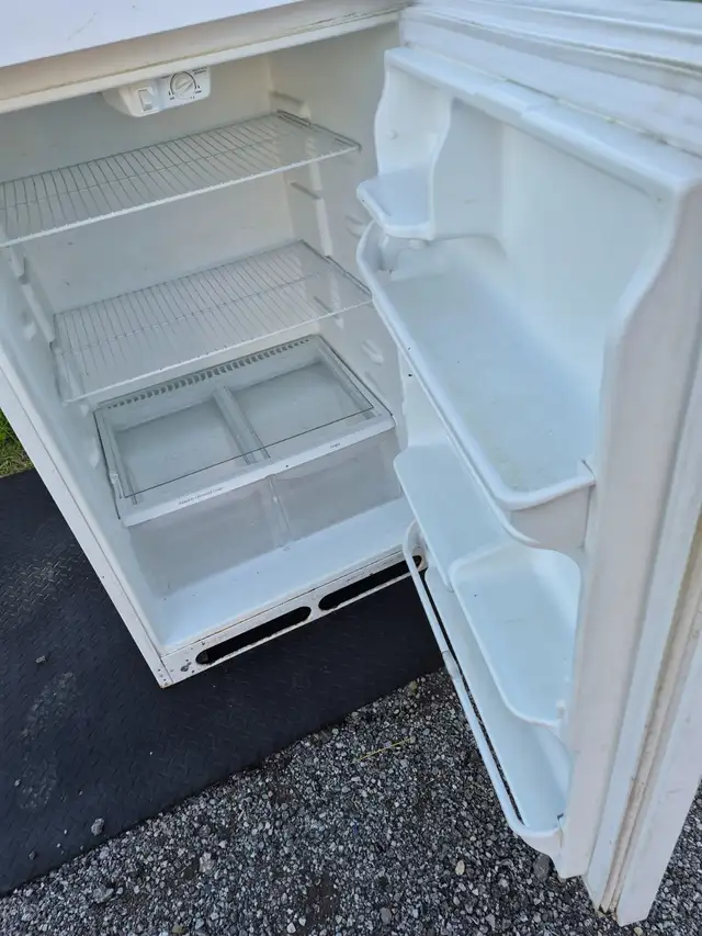 CHEAP fridge white top freezer Frigidaire 30'' in Refrigerators in Oakville / Halton Region - Image 4