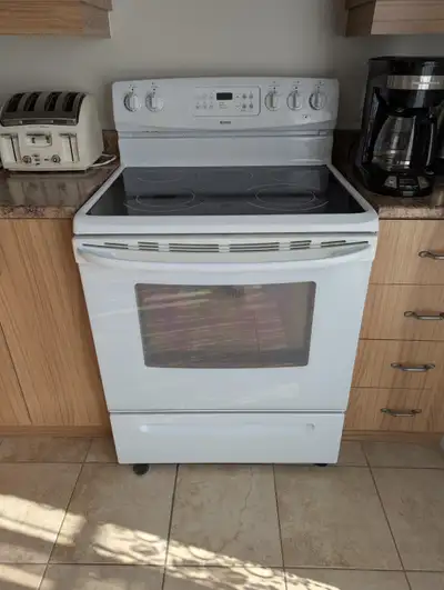 Bonjour J'ai un poêle Kenmore auto nettoyant 200$ Un frigo marque frigidaire acheté en 2022 encore g...
