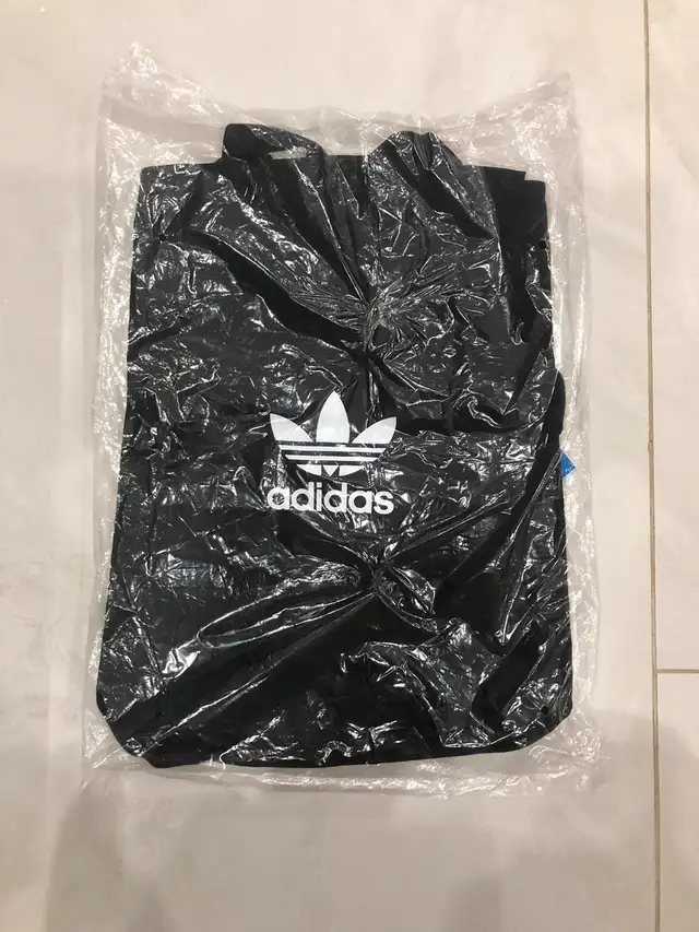 Adidas tote bag  in Women's - Bags & Wallets in City of Montréal - Image 3