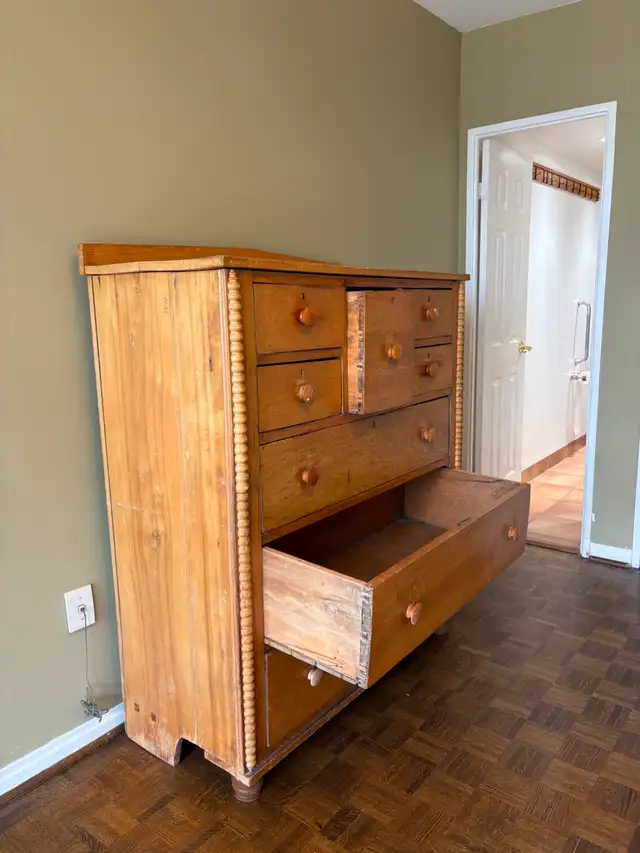Large Antique Pine Chest of Drawers in Dressers & Wardrobes in City of Toronto - Image 3