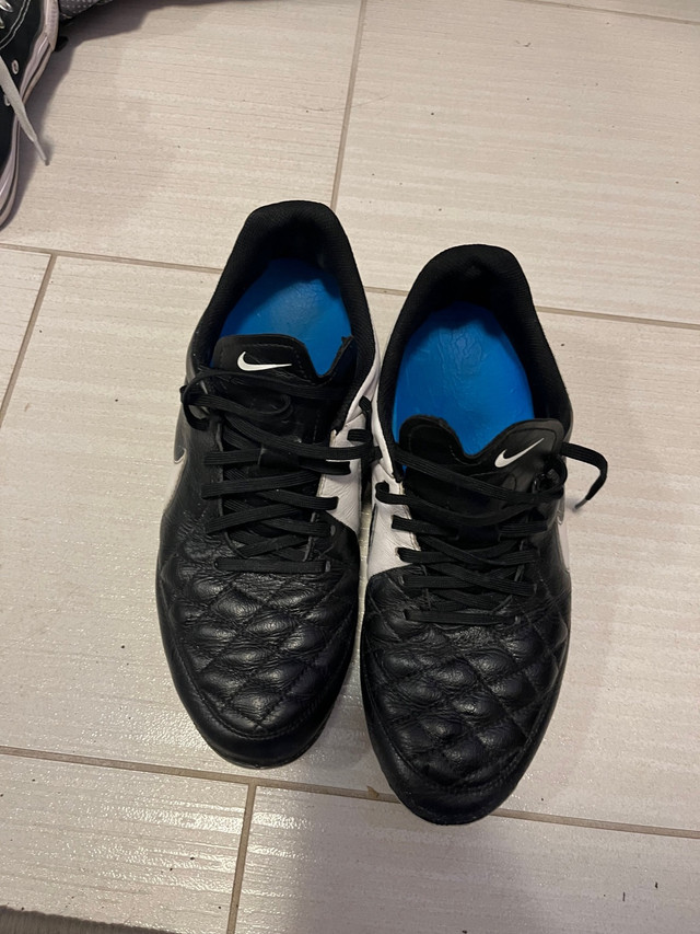 Nike tiempo soccer shoes size 10.5 dans Soccer  à St. Catharines - Image 4