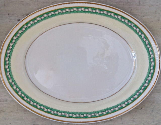 Antiquité 1956 Magnifique set de vaisselle Porcelaine Angleterre dans Art et objets de collection  à Lévis - Image 2