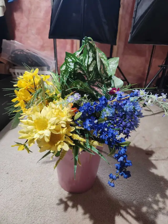 Flower Arrangement in Home Décor & Accents in Edmonton - Image 5