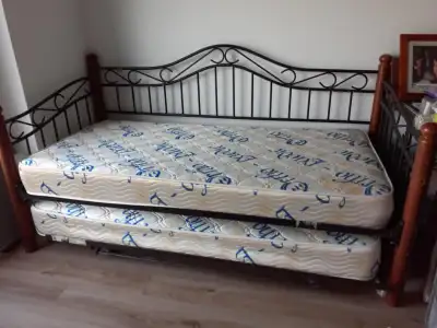 Lit gigogne avec 2 matelas orthopédique Simons avec housses, draps