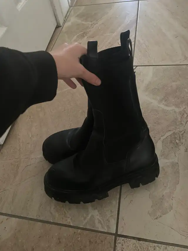 Women winter boots in Women's - Shoes in City of Montréal - Image 2