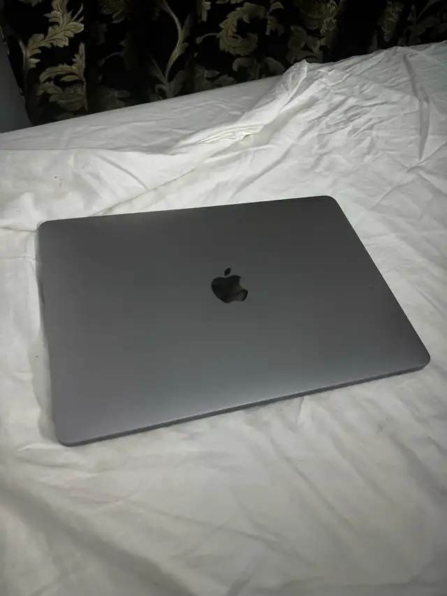 Macbook. 64993563885315122