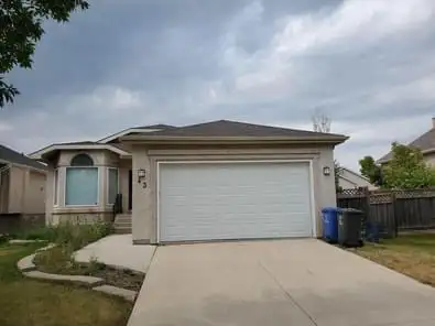 Room available May1st. Private Room near UofM, 8mins walk to the pembina Hwy, close to superstore, s...