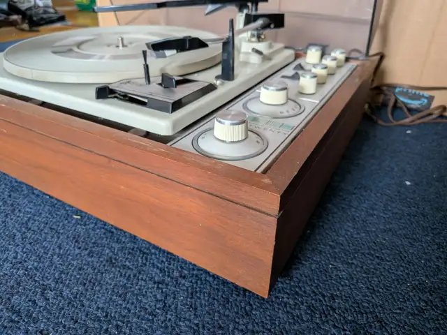 KLH Cambridge Massachusetts Model Twenty AM/FM Radio Turntable. in Stereo Systems & Home Theatre in City of Toronto - Image 8