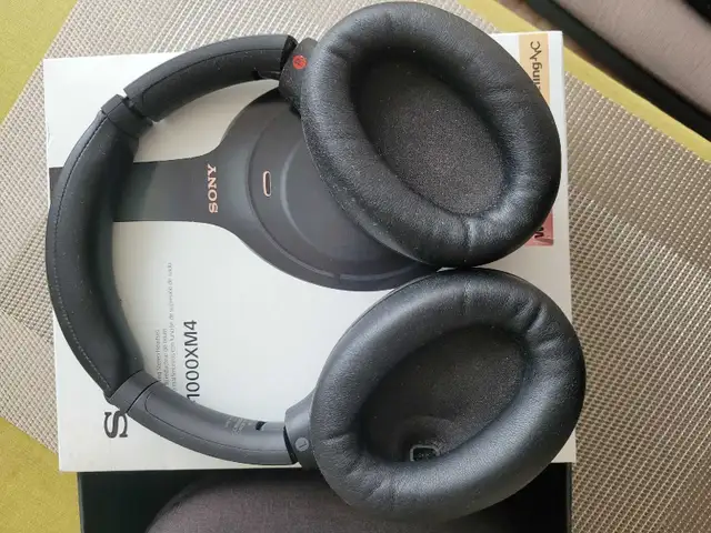 Sony WH-1000XM4 Wireless Noise Stereo Headset in Headphones in City of Toronto - Image 3