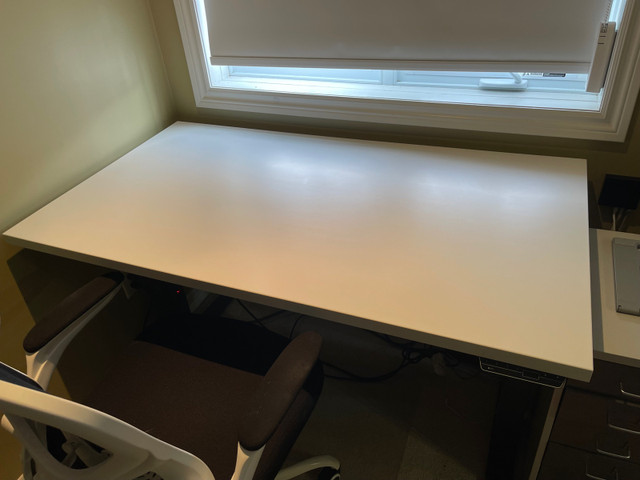 Herman Miller - Motia Sit-To-Stand desk in Desks in Kitchener / Waterloo - Image 4
