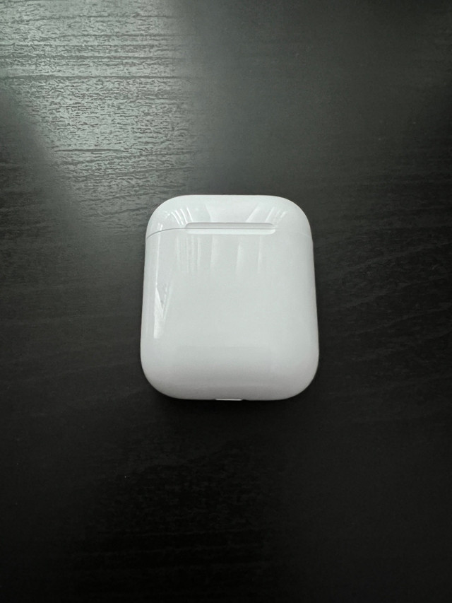Airpod gen 1 and 2 charging case only in Cell Phone Accessories in City of Toronto