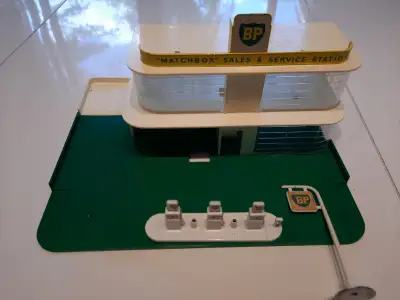 1960 garage BP Matchbox vintage , peut vendre avec quelques camions towing BP avec . un BP superfast...