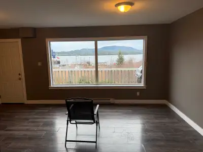 Three-level, four-bedroom apartment with two bathrooms and exceptional ocean views. Bright living ro...