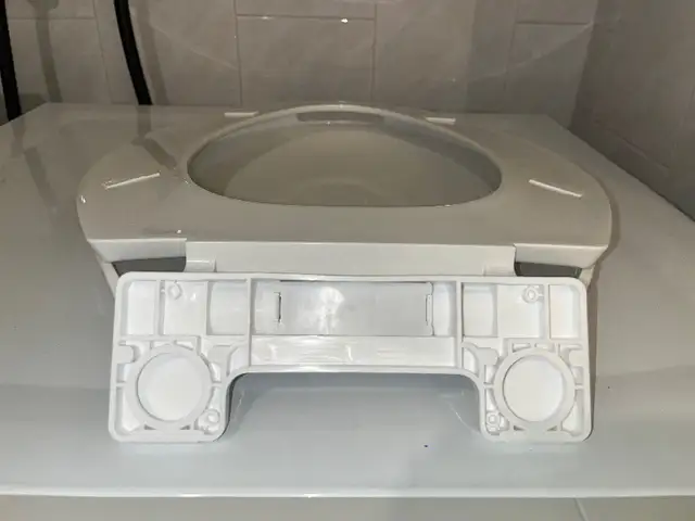 Siège de toilette allongé propre / Clean elongated toilet seat in Plumbing, Sinks, Toilets & Showers in City of Montréal - Image 7