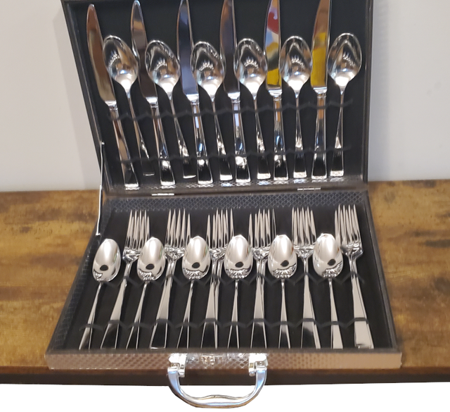 30 piece Flatware Set - comes with gift case in Kitchen & Dining Wares in City of Toronto - Image 11
