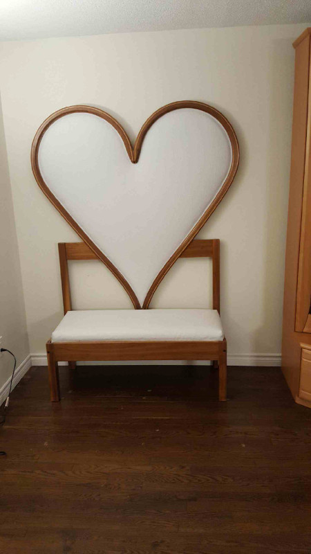 Heart bench in Other in Mississauga / Peel Region - Image 2