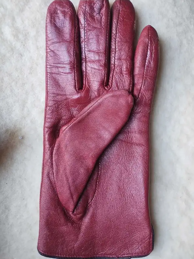 Gloves - women's size M in Other in Calgary - Image 5